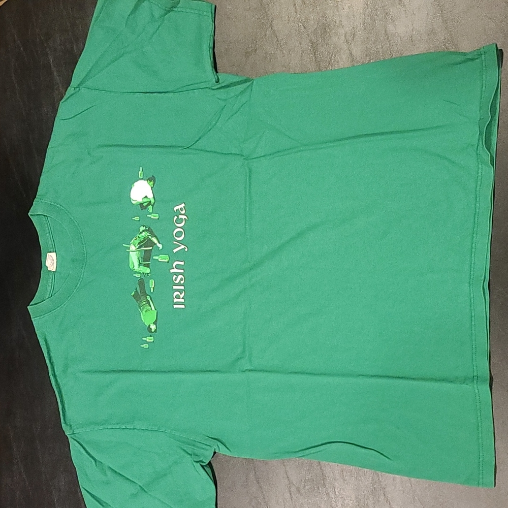 Custom graphic 'Irish Yoga' T-shirt green XL